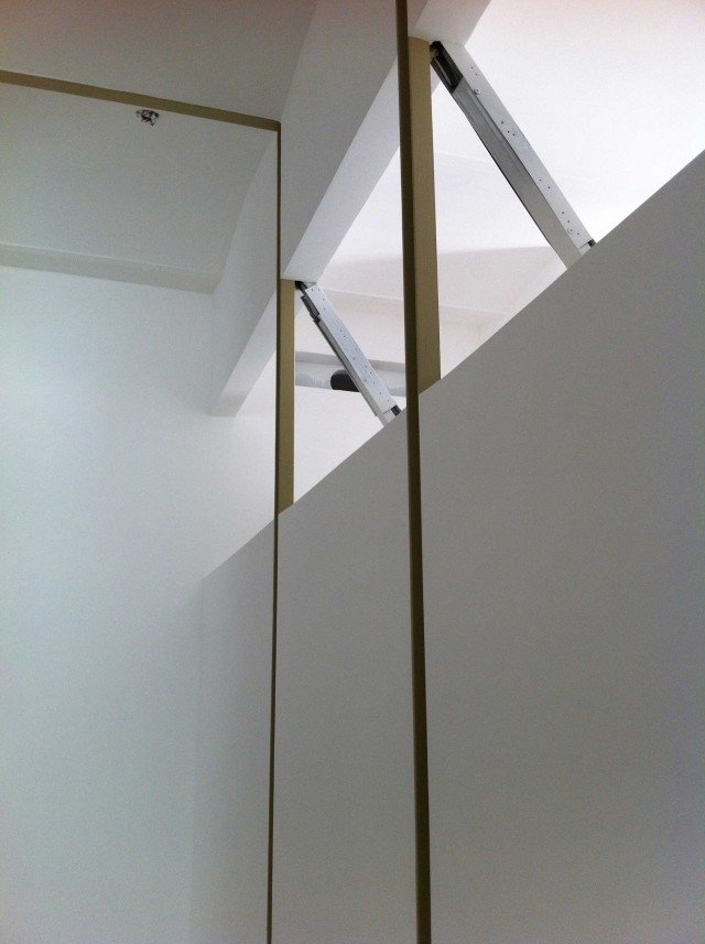 Le finestre a nastro. Nella parte superiore della nuova parete in cartongesso, che separa la camera dallo studio, sono state ricavate una serie di parti vetrate, modulari. In questo modo si favorisce il passaggio costante della luce, da una stanza all'altra. Con grande beneficio per lo studio. Molto originale la soluzione di porle su un piano inclinato, che si innesta poi nel soffitto a onde, creando un bel gioco. Le finestre a nastro. Nella parte superiore della nuova parete in cartongesso, che separa la camera dallo studio, sono state ricavate una serie di parti vetrate, modulari. In questo modo si favorisce il passaggio costante della luce, da una stanza all'altra. Con grande beneficio per lo studio. Molto originale la soluzione di porle su un piano inclinato, che si innesta poi nel soffitto a onde, creando un bel gioco.