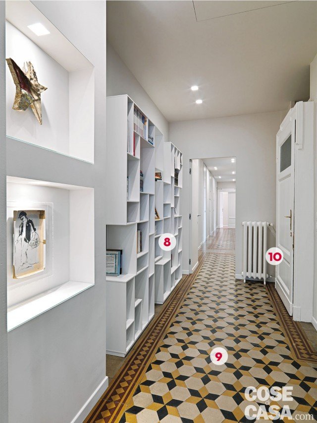 9. Un tappeto di marmette Per tutta la lunghezza disponibile, dall'entrata all'estremità del corridoio, il pavimento è in piastrelle in cemento originali primo '900 che formano un tappeto decorato con motivi floreali-geometrici a tre colori. Dove necessario, il rivestimento è stato ripristinato aggiungendo elementi recuperati da altre stanze della casa. 10. La bussola all'ingresso Altra caratteristica tipica della casa d'epoca è la porta con vano intermedio che si interpone tra il portoncino blindato e l'atrio, svolgendo la funzione di filtro: una tipologia di passaggio che garantisce maggiore privacy, isola dal freddo e dal caldo e può essere inoltre sfruttato con un appendiabiti per i cappotti. 9. Un tappeto di marmette Per tutta la lunghezza disponibile, dall'entrata all'estremità del corridoio, il pavimento è in piastrelle in cemento originali primo '900 che formano un tappeto decorato con motivi floreali-geometrici a tre colori. Dove necessario, il rivestimento è stato ripristinato aggiungendo elementi recuperati da altre stanze della casa. 10. La bussola all'ingresso Altra caratteristica tipica della casa d'epoca è la porta con vano intermedio che si interpone tra il portoncino blindato e l'atrio, svolgendo la funzione di filtro: una tipologia di passaggio che garantisce maggiore privacy, isola dal freddo e dal caldo e può essere inoltre sfruttato con un appendiabiti per i cappotti.