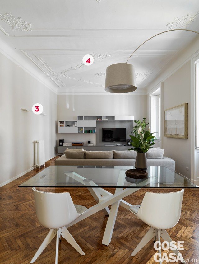 3. Illuminare con applique e lampade da terra Per la luce d'ambiente della zona giorno, a parte qualche eccezione (come in cucina), si sono preferite tipologie di corpi illuminanti in alternativa alle sospensioni centrali. Date le altezze e le ampiezze dei volumi, applique a parete e lampade da terra offrono un effetto luminoso più diffuso e avvolgente. 4. Gli stucchi in gesso In leggero rilievo, decorano i soffitti del soggiorno con cornici e fregi. Oltre all'aspetto ornamentale, gli stucchi permettono anche di scandire ulteriormente le diverse aree funzionali in cui è suddiviso l'ambiente. Restaurati e ripristinati durante la ristrutturazione, sono stati tinteggiati con idropittura bianca. 3. Illuminare con applique e lampade da terra Per la luce d'ambiente della zona giorno, a parte qualche eccezione (come in cucina), si sono preferite tipologie di corpi illuminanti in alternativa alle sospensioni centrali. Date le altezze e le ampiezze dei volumi, applique a parete e lampade da terra offrono un effetto luminoso più diffuso e avvolgente. 4. Gli stucchi in gesso In leggero rilievo, decorano i soffitti del soggiorno con cornici e fregi. Oltre all'aspetto ornamentale, gli stucchi permettono anche di scandire ulteriormente le diverse aree funzionali in cui è suddiviso l'ambiente. Restaurati e ripristinati durante la ristrutturazione, sono stati tinteggiati con idropittura bianca.