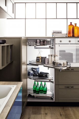 cucina ad angolo con ante con telaio in legno massiccio di rovere nodato laccato Curry di Arrex Le Cucine cucina ad angolo con ante con telaio in legno massiccio di rovere nodato laccato Curry di Arrex Le Cucine