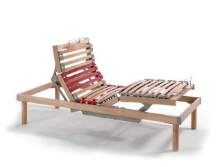 Sanitop di Chiardiluna presenta una struttura in legno di faggio multistrato con 26 doghe della medesima essenza (4×8 mm), le quali assicurano 5 posizioni relax regolabili con telecomando e 2 motori, uno principale e uno a batteria. Sanitop dispone di regolatore di rigidità lombare e raccordi portalistelli ergonomici in ABS. Prezzo: singola 964 euro; matrimoniale 1.706 euro. www.chiardiluna.com Sanitop di Chiardiluna presenta una struttura in legno di faggio multistrato con 26 doghe della medesima essenza (4×8 mm), le quali assicurano 5 posizioni relax regolabili con telecomando e 2 motori, uno principale e uno a batteria. Sanitop dispone di regolatore di rigidità lombare e raccordi portalistelli ergonomici in ABS. Prezzo: singola 964 euro; matrimoniale 1.706 euro. www.chiardiluna.com