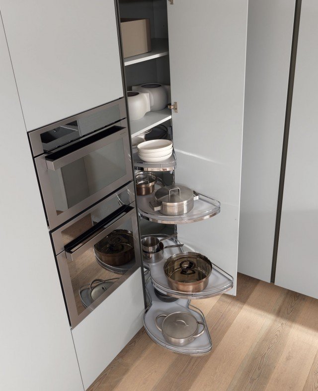cucina con armadiatura angolare formata da colonne con ante laccato opaco Seta perla Linea di Comprex cucina con armadiatura angolare formata da colonne con ante laccato opaco Seta perla Linea di Comprex