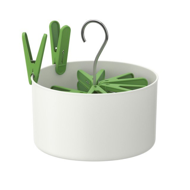 Il cestino Torkis di Ikea si può appendere allo stendibiancheria per avere le mani libere e stendere comodamente il bucato. Ha diametro di 17 cm e è completo di 30 mollette. Prezzo 2,99 euro. www.ikea.it Il cestino Torkis di Ikea si può appendere allo stendibiancheria per avere le mani libere e stendere comodamente il bucato. Ha diametro di 17 cm e è completo di 30 mollette. Prezzo 2,99 euro. www.ikea.it