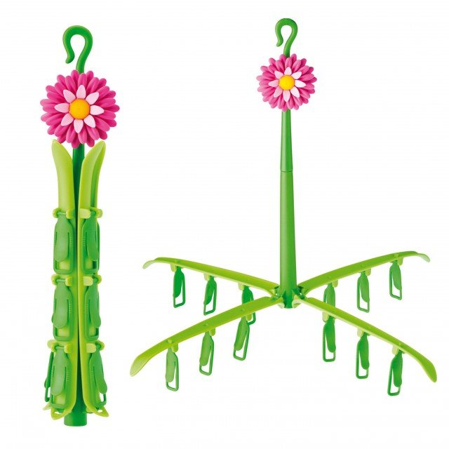 Lo stendi panni appendibile e pieghevole Flower Power di Maiuguali è in materiale plastico e è fornito con 12 mollette- Ha diametro di 35 cm. Prezzo 15 euro. www.maiuguali.it Lo stendi panni appendibile e pieghevole Flower Power di Maiuguali è in materiale plastico e è fornito con 12 mollette- Ha diametro di 35 cm. Prezzo 15 euro. www.maiuguali.it