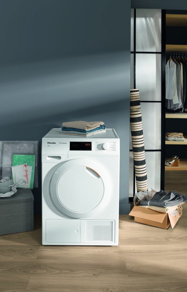 TDB 130 WP Eco di Miele è un'asciugatrice con capacità di carico 7 Kg, in classe energetica A++ e a Pompa di Calore. E’ dotata di sistema Perfect Dry che riconosce la percentuale di calcare presente nell’acqua e il grado di umidità residua dei capi e stabilisce di conseguenza la durata del ciclo di asciugatura. Misura L 59,6 x P 63, 6 x H 85 cm. Prezzo 899 euro. www.miele.it TDB 130 WP Eco di Miele è un'asciugatrice con capacità di carico 7 Kg, in classe energetica A++ e a Pompa di Calore. E’ dotata di sistema Perfect Dry che riconosce la percentuale di calcare presente nell’acqua e il grado di umidità residua dei capi e stabilisce di conseguenza la durata del ciclo di asciugatura. Misura L 59,6 x P 63, 6 x H 85 cm. Prezzo 899 euro. www.miele.it