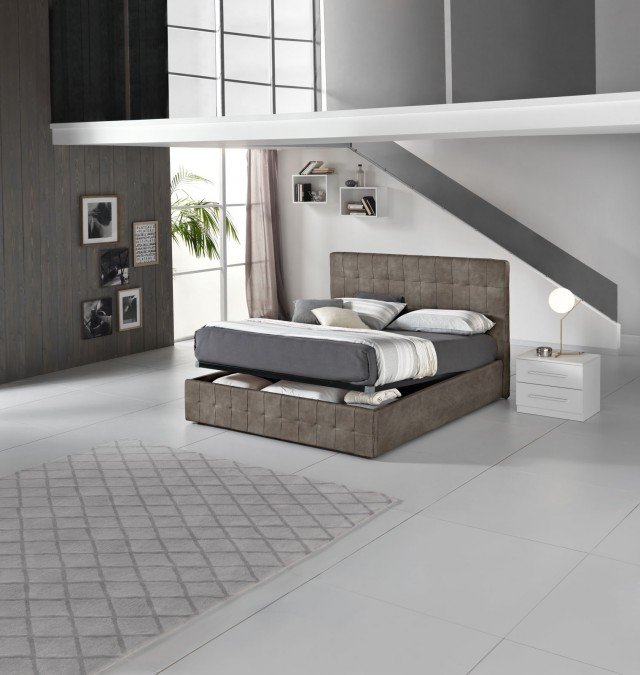 Presenta comode reti a doghe integrate nella struttura City 2, il letto matrimoniale dalla testiera bottonata e interamente rivestito in similpelle effetto nabuk elephant. Dotato di pratico contenitore dalle misure: 179x207x114h. Prezzo 320 euro, escluso il materasso e consegna 48 ore. www.mondoconv.it Presenta comode reti a doghe integrate nella struttura City 2, il letto matrimoniale dalla testiera bottonata e interamente rivestito in similpelle effetto nabuk elephant. Dotato di pratico contenitore dalle misure: 179x207x114h. Prezzo 320 euro, escluso il materasso e consegna 48 ore. www.mondoconv.it