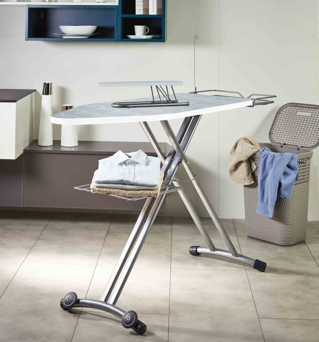 L’asse Vaporella Top di Polti con piano di lavoro extralarge da 124 x48,5 cm e altezza regolabile da 75 a 98 cm, ha lo stiramaniche incluso per agevolare la stiratura. E’ dotata di ruote per un trasporto facilitato e del comodo poggia biancheria integrato. Prezzo 119 euro. www.polti.com L’asse Vaporella Top di Polti con piano di lavoro extralarge da 124 x48,5 cm e altezza regolabile da 75 a 98 cm, ha lo stiramaniche incluso per agevolare la stiratura. E’ dotata di ruote per un trasporto facilitato e del comodo poggia biancheria integrato. Prezzo 119 euro. www.polti.com