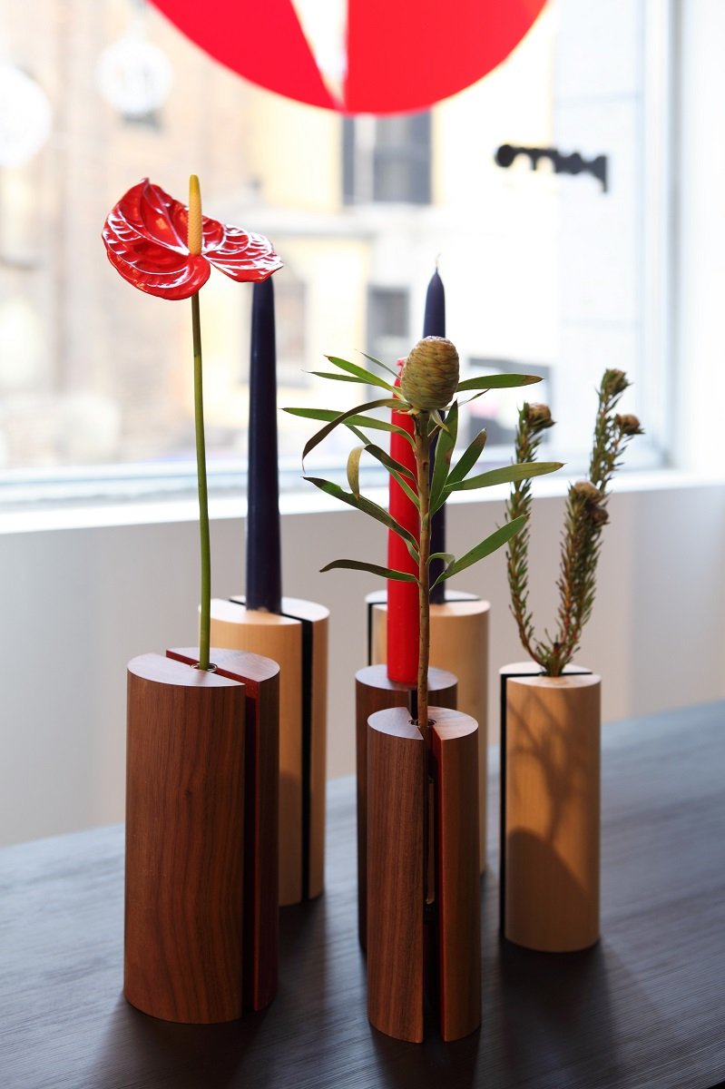 Il vaso e portacandele Komorebi disegnato da Piero Lissoni in edizione limitata.