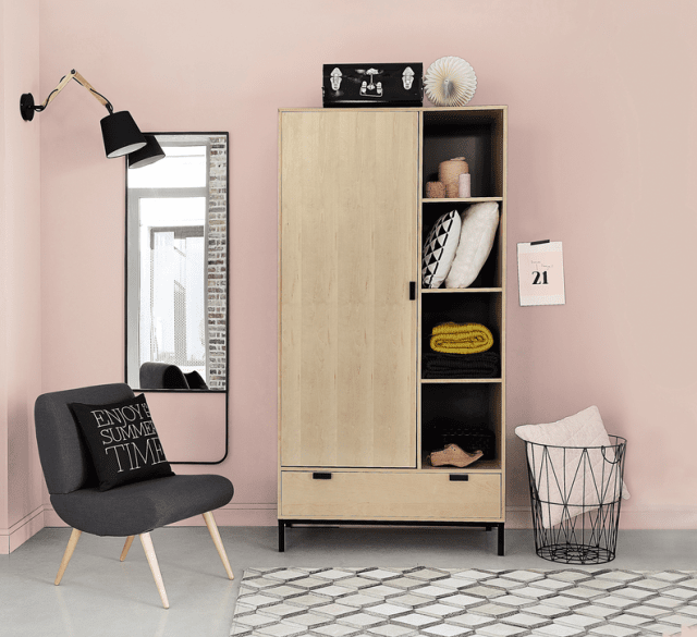 Ha ripiani a giorno l'armadio Graphic di Maisons du Monde completato da un vano appendiabiti e un cassetto. Misura L 98 x P 50 x H 195 cm e costa 399,90 euro. www.maisonsdumonde.com Ha ripiani a giorno l'armadio Graphic di Maisons du Monde completato da un vano appendiabiti e un cassetto. Misura L 98 x P 50 x H 195 cm e costa 399,90 euro. www.maisonsdumonde.com