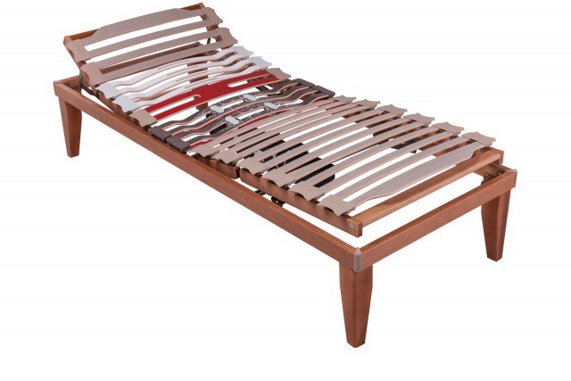 Simam presenta Tuttolegno, rete in legno con possibilità di regolazione automatizzata. Le doghe sono in faggio evaporato e curvato a caldo, non trattate con vernici e senza formaldeide, mentre gli snodi basculanti garantiscono elasticità per il rispetto della fisiologia della colonna vertebrale. I regolatori di rigidità nella zona lombare consentono un riposo personalizzato. Le particolari doghe evidenziate con colore diverso sono “tarate” per assecondare una zona del corpo delicata: quella delle spalle e della rachide cervicale. Disponibile in diverse misure singole e matrimoniali. Prezzi su richiesta. www.simam.it Simam presenta Tuttolegno, rete in legno con possibilità di regolazione automatizzata. Le doghe sono in faggio evaporato e curvato a caldo, non trattate con vernici e senza formaldeide, mentre gli snodi basculanti garantiscono elasticità per il rispetto della fisiologia della colonna vertebrale. I regolatori di rigidità nella zona lombare consentono un riposo personalizzato. Le particolari doghe evidenziate con colore diverso sono “tarate” per assecondare una zona del corpo delicata: quella delle spalle e della rachide cervicale. Disponibile in diverse misure singole e matrimoniali. Prezzi su richiesta. www.simam.it