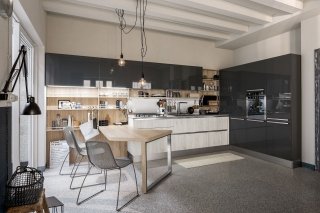 cucina a L con tavolo a penisola e sistema angolare Step SystemStart-Time.Go di Veneta Cucine cucina a L con tavolo a penisola e sistema angolare Step SystemStart-Time.Go di Veneta Cucine