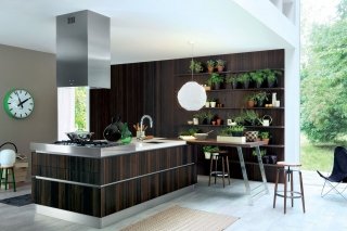 cucina Oyster di Veneta Cucine laccata con vernice atossica con isola centrale in Rovere botte come le mensole cucina Oyster di Veneta Cucine laccata con vernice atossica con isola centrale in Rovere botte come le mensole