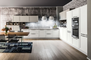Dallas di Arrex Le Cucine è una composizione moderna nelle tinte neutre che alterna elementi chiusi di dimensioni differenti a sviluppo orizzontale e verticale. Le ante in polimerico nella finitura opaca nei colori Zucchero e Cappuccino si aprono attraverso grandi maniglie lineari in metallo scuro. Una base con anta misura L 60 x P 56 x H 72 cm. Prezzo 196,42 euro. www.arrex.it