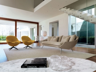 Avì di Désirée by Gruppo Euromobil è il divano moderno caratterizzato da una forma avvolgente e sinuosa che ricorda quella di un guscio sospeso infatti ha lo schienale e la seduta leggermente curvati; le alte gambe sono realizzate in alluminio lucido. I cuscini sono realizzati in ecopiuma e il rivestimento è completamente sfoderabile. Misura L 245 x P 120 x H 84 cm.  Prezzo su richiesta.  www.gruppoeuromobil.com