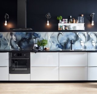 cucina con frontali dei cassetti in laminato lucido chiaro Metod/Ringhult di Ikea Italia cucina con frontali dei cassetti in laminato lucido chiaro Metod/Ringhult di Ikea Italia