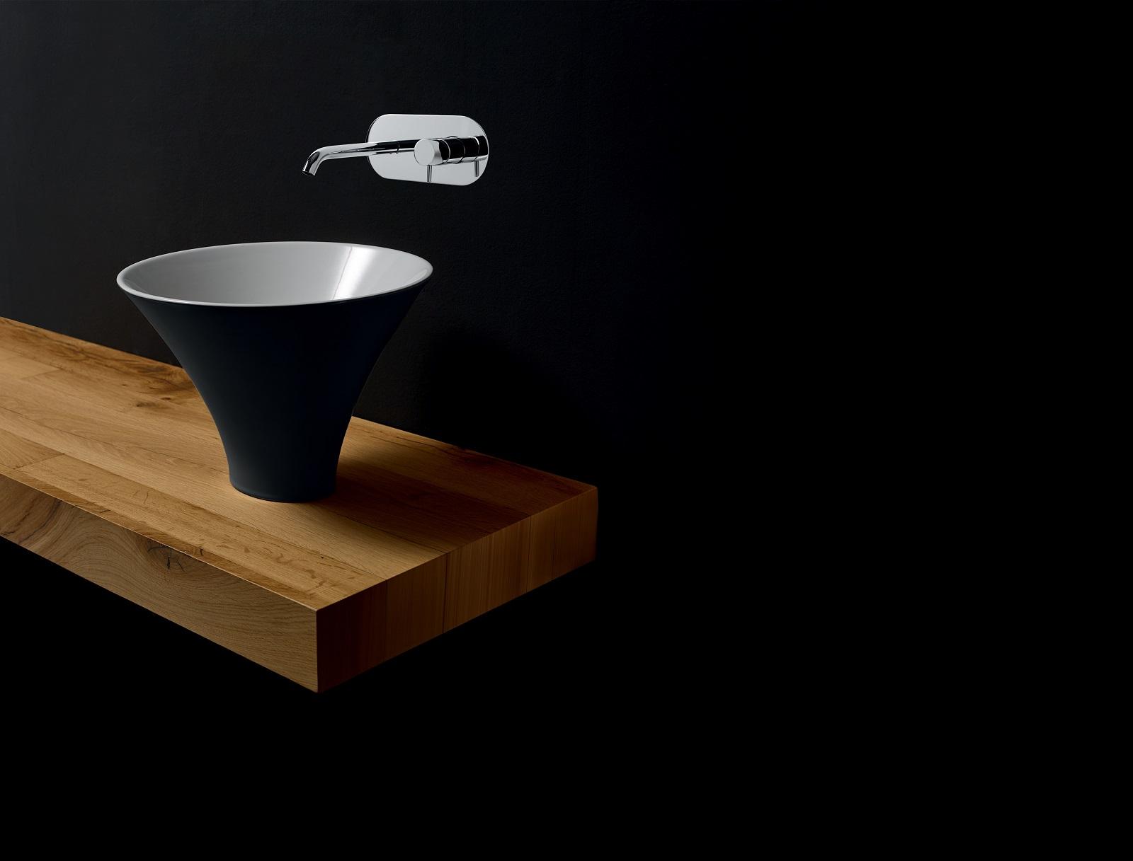 Il lavabo d’appoggio Flute della collezione Decò di Kerasan in ceramica sanitaria ricorda la forma di un calice. È disponibile in bianco lucido e bicolor (interno bianco lucido, esterno nero matt). Ha disco in ceramica (Ø 20 cm) che copre la piletta dello scarico. Misura Ø 40 x H 29 cm. Prezzo nella finitura bianca 389 euro. www.kerasan.it Il lavabo d’appoggio Flute della collezione Decò di Kerasan in ceramica sanitaria ricorda la forma di un calice. È disponibile in bianco lucido e bicolor (interno bianco lucido, esterno nero matt). Ha disco in ceramica (Ø 20 cm) che copre la piletta dello scarico. Misura Ø 40 x H 29 cm. Prezzo nella finitura bianca 389 euro. www.kerasan.it