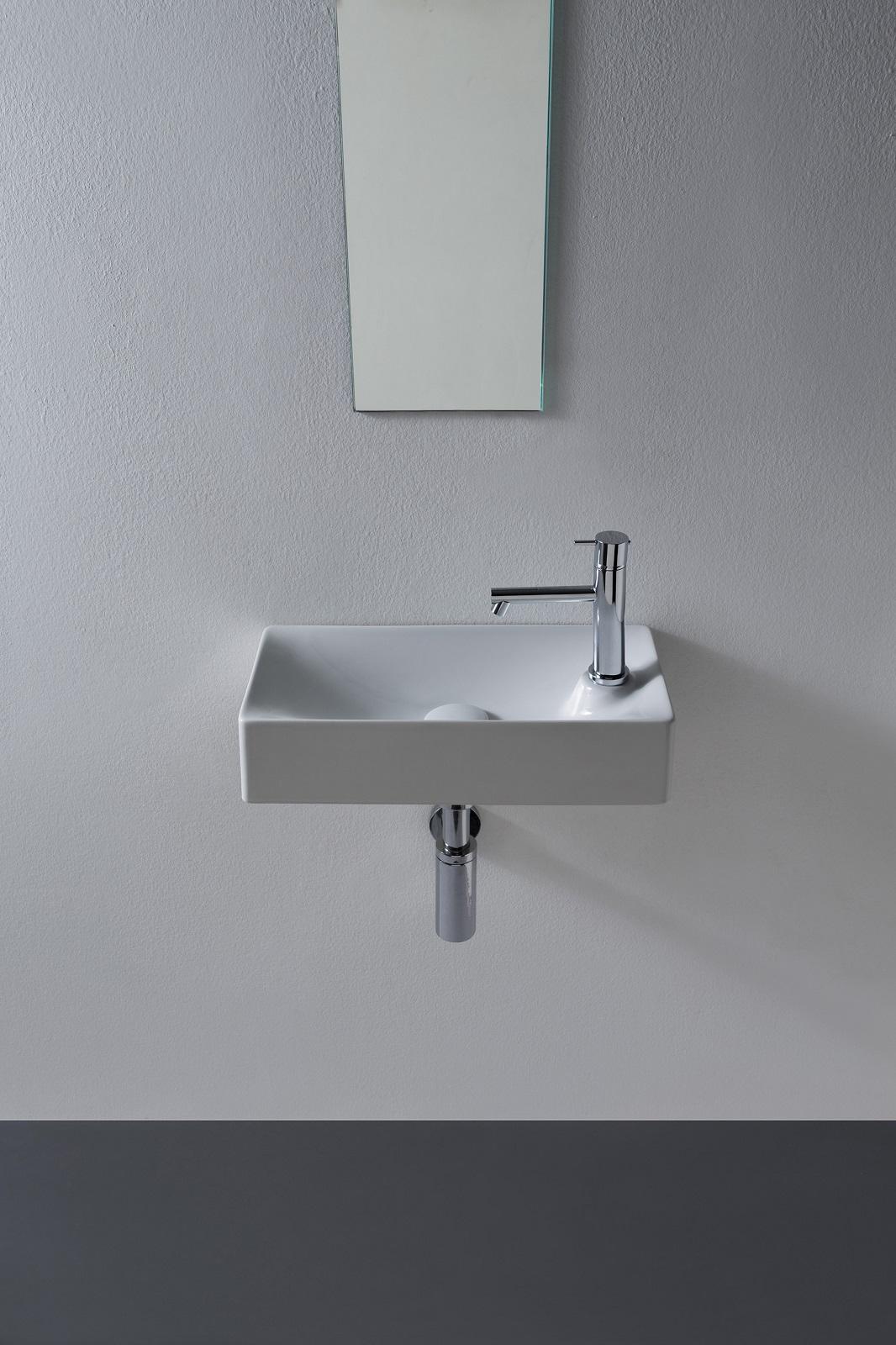 Rigoroso e pulito, il lavabo Soft di Scarabeo ha bordo netto e sottile di pochissimi millimetri. È disponibile nelle versioni da parete e da appoggio, in tre misure. Prezzo, Iva esclusa e nella misura L 30 x P 22 cm, 220 euro. www.scarabeosrl.com Rigoroso e pulito, il lavabo Soft di Scarabeo ha bordo netto e sottile di pochissimi millimetri. È disponibile nelle versioni da parete e da appoggio, in tre misure. Prezzo, Iva esclusa e nella misura L 30 x P 22 cm, 220 euro. www.scarabeosrl.com