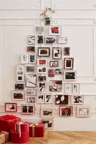 Le cornici di Zara Home appese a parete danno vita ad un albero di Natale insolito e scenografico; passate le feste si possono riutilizzare per esporre fotografie e altri ricordi. Sono profilate con materiali diversi, dal metallo lucido al lino chiaro passando per il vetro a specchio, e hanno formati differenti. L'abete può avere la misura che si preferisce: basta aggiungere o togliere le cornici. Prezzo a partire da 5,59 euro cad. www.zarahome.com Le cornici di Zara Home appese a parete danno vita ad un albero di Natale insolito e scenografico; passate le feste si possono riutilizzare per esporre fotografie e altri ricordi. Sono profilate con materiali diversi, dal metallo lucido al lino chiaro passando per il vetro a specchio, e hanno formati differenti. L'abete può avere la misura che si preferisce: basta aggiungere o togliere le cornici. Prezzo a partire da 5,59 euro cad. www.zarahome.com