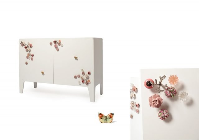 Applicando alcuni pomoli variopinti su un mobile in MDF laccato bianco o di colore chiaro si ottiene un forte e simpatico impatto visivo. Applicando alcuni pomoli variopinti su un mobile in MDF laccato bianco o di colore chiaro si ottiene un forte e simpatico impatto visivo.