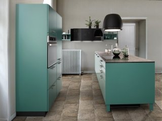cucina Boxea di Schmidt sviluppata su due linee parallele - da una parte isola con fuochi e lavello, dall'altra armadiatura con forno cucina Boxea di Schmidt sviluppata su due linee parallele - da una parte isola con fuochi e lavello, dall'altra armadiatura con forno