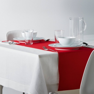 5. MÄrit di Ikea Italia è il runner rosso lacca che permette di apparecchiare la tavola per la cena di San Valentino con un'atmosfera romantica, ma con uno stile raffinato e contemporaneo. É realizzato in cotone e poliestere: la colorazione del cotone tinto in filo garantisce una tinta brillante lavaggio dopo lavaggio anche in lavatrice. Misura L 35 x P 130 cm. Prezzo 4,99 euro. www.ikea.com