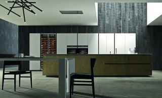 cucina con grande isola con ante in laccato Metalli burnished e armadiatura in fenix bianco Filo di Comprex cucina con grande isola con ante in laccato Metalli burnished e armadiatura in fenix bianco Filo di Comprex