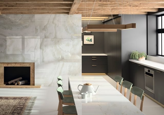 La superficie ultracompatta Dekton® by Cosentino è una miscela sofisticata di materie prime utilizzate per fabbricare vetro, materiali ceramici di ultima generazione e superfici in quarzo che consente di ricreare qualsiasi tipo di materiale con un elevato livello di qualità. Viene realizzato in lastre di grande formato, in dimensioni fino a 3200 mm x 1440 mm e tre spessori: 0,8 cm, 1,2 cm e 2 cm. Possiede proprietà tecniche superiori: resistenza ai raggi UV, ai graffi, alle macchie, agli shock termici, oltre a presentare un ridottissimo assorbimento di acqua. Dekton® viene prodotto con la tecnologia di sinterizzazione delle particelle (TSP) associato a un processo innovativo di ultracompattazione che contribuisce in modo significativo a rendere Dekton® un prodotto totalmente rivoluzionario, a bassissima manutenzione, di lunga durata e con possibilità di applicazione sia in ambienti interni che esterni compresi pavimenti, rivestimenti, facciate e ripiani. Il famoso architetto e designer Daniel Libeskind ha creato con Dekton “Beyond The Wall”, unica opera nella penisola iberica. Dal 2015 Dekton è sponsor della “Rafa Nadal Academy by Movistar”, edificio in cui Dekton è stato utilizzato in varie applicazioni tra cui la facciata. A Dekton XGloss è stato conferito il Red Dot Award: Design di Prodotto 2016. www.dekton.com La superficie ultracompatta Dekton® by Cosentino è una miscela sofisticata di materie prime utilizzate per fabbricare vetro, materiali ceramici di ultima generazione e superfici in quarzo che consente di ricreare qualsiasi tipo di materiale con un elevato livello di qualità. Viene realizzato in lastre di grande formato, in dimensioni fino a 3200 mm x 1440 mm e tre spessori: 0,8 cm, 1,2 cm e 2 cm. Possiede proprietà tecniche superiori: resistenza ai raggi UV, ai graffi, alle macchie, agli shock termici, oltre a presentare un ridottissimo assorbimento di acqua. Dekton® viene prodotto con la tecnologia di sinterizzazione delle particelle (TSP) associato a un processo innovativo di ultracompattazione che contribuisce in modo significativo a rendere Dekton® un prodotto totalmente rivoluzionario, a bassissima manutenzione, di lunga durata e con possibilità di applicazione sia in ambienti interni che esterni compresi pavimenti, rivestimenti, facciate e ripiani. Il famoso architetto e designer Daniel Libeskind ha creato con Dekton “Beyond The Wall”, unica opera nella penisola iberica. Dal 2015 Dekton è sponsor della “Rafa Nadal Academy by Movistar”, edificio in cui Dekton è stato utilizzato in varie applicazioni tra cui la facciata. A Dekton XGloss è stato conferito il Red Dot Award: Design di Prodotto 2016. www.dekton.com