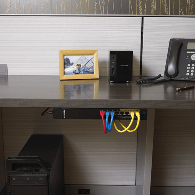 Il nuovo Switch GS408EPP Easy-Mount di Netgear è dotato di 8 porte Gigabit Ethernet PoE+ (124W total PoE power) e permette di collegare 7 dispositivi PoE+ (802.3af e 802.3at) più una porta per l’uplink. Lo switch può essere installato al soffitto, sotto le scrivanie, i tavoli o negli armadi, l’innovativo sistema di montaggio offre infatti la flessibilità di collocarlo in luoghi dove altri interruttori non possono essere installati. www.netgear.it BASSA Il nuovo Switch GS408EPP Easy-Mount di Netgear è dotato di 8 porte Gigabit Ethernet PoE+ (124W total PoE power) e permette di collegare 7 dispositivi PoE+ (802.3af e 802.3at) più una porta per l’uplink. Lo switch può essere installato al soffitto, sotto le scrivanie, i tavoli o negli armadi, l’innovativo sistema di montaggio offre infatti la flessibilità di collocarlo in luoghi dove altri interruttori non possono essere installati. www.netgear.it BASSA