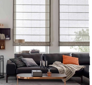 Il modello steccato aiuta a calibrare le proporzioni del living: i listelli orizzontali e verticali sono un segno grafico che compensa l'elevata altezza del soffitto. Le tende a pacchetto steccate si fissano con il velcro al binario, hanno traversine in plastica, fibra di vetro o metallo inserite nelle guide, e possono essere doppiate con lo stesso tipo di tessuto oppure con una gamma di fodere tono su tono. Oltre alla catena in metallo, possono essere equipaggiate con azionamento elettrico oppure con la pratica batteria ricaricabile Il modello steccato aiuta a calibrare le proporzioni del living: i listelli orizzontali e verticali sono un segno grafico che compensa l'elevata altezza del soffitto. Le tende a pacchetto steccate si fissano con il velcro al binario, hanno traversine in plastica, fibra di vetro o metallo inserite nelle guide, e possono essere doppiate con lo stesso tipo di tessuto oppure con una gamma di fodere tono su tono. Oltre alla catena in metallo, possono essere equipaggiate con azionamento elettrico oppure con la pratica batteria ricaricabile
