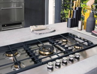 Il piano cottura a gas da 90 cm di KitchenAid è dotato di 5 bruciatori a gas di cui uno da 6 Kw con doppia valvola e con adattatore per il wok. Ha griglie in ghisa studiate per garantire un’assoluta stabilità delle pentole che sono lavabili in lavastoviglie. Prezzo da rivenditore. www.kitchenaid.it Il piano cottura a gas da 90 cm di KitchenAid è dotato di 5 bruciatori a gas di cui uno da 6 Kw con doppia valvola e con adattatore per il wok. Ha griglie in ghisa studiate per garantire un’assoluta stabilità delle pentole che sono lavabili in lavastoviglie. Prezzo da rivenditore. www.kitchenaid.it
