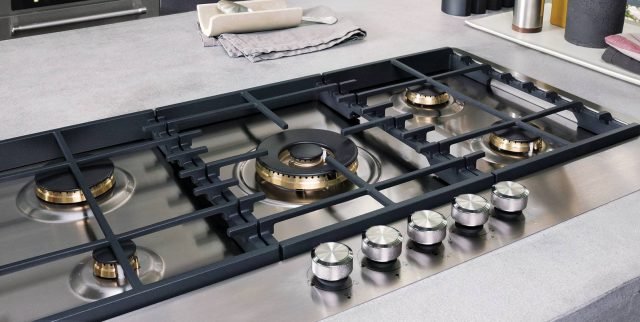 Il piano cottura a gas da 90 cm di KitchenAid è dotato di 5 bruciatori a gas di cui uno da 6 Kw con doppia valvola e con adattatore per il wok. Ha griglie in ghisa studiate per garantire un’assoluta stabilità delle pentole che sono lavabili in lavastoviglie. Prezzo da rivenditore. www.kitchenaid.it Il piano cottura a gas da 90 cm di KitchenAid è dotato di 5 bruciatori a gas di cui uno da 6 Kw con doppia valvola e con adattatore per il wok. Ha griglie in ghisa studiate per garantire un’assoluta stabilità delle pentole che sono lavabili in lavastoviglie. Prezzo da rivenditore. www.kitchenaid.it