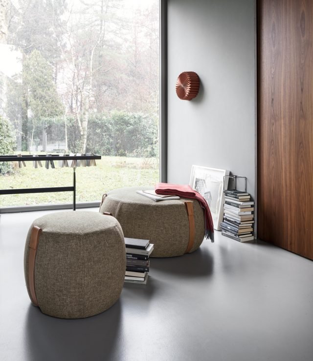Il pouf Notch (design Johan Lindstén), dall’aria ironica e leggera, è stato pensato come una seduta nomade all’interno della casa, ma può servire benissimo anche da piano d’appoggio. Declinato in due dimensioni, da usare anche in coppia per un effetto maggiormente scenografico, è rivestito di tessuto e ha cinghie di cuoio naturale invecchiato che ne abbracciano il morbido volume. Il grande misura Ø 75 x H 43 cm, il piccolo Ø 45 x H 47 cm. Il pouf Notch (design Johan Lindstén), dall’aria ironica e leggera, è stato pensato come una seduta nomade all’interno della casa, ma può servire benissimo anche da piano d’appoggio. Declinato in due dimensioni, da usare anche in coppia per un effetto maggiormente scenografico, è rivestito di tessuto e ha cinghie di cuoio naturale invecchiato che ne abbracciano il morbido volume. Il grande misura Ø 75 x H 43 cm, il piccolo Ø 45 x H 47 cm.