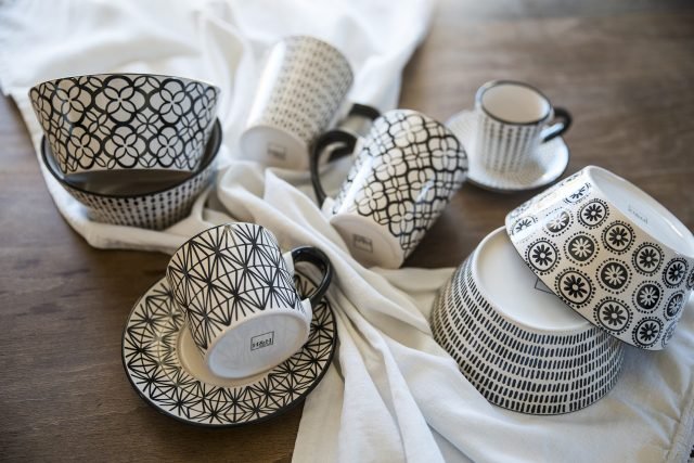 servizio di H &H - Pengo in Stoneware comprende tazze per il tè, tazzine da caffè, piattini e ciotole servizio di H &H - Pengo in Stoneware comprende tazze per il tè, tazzine da caffè, piattini e ciotole