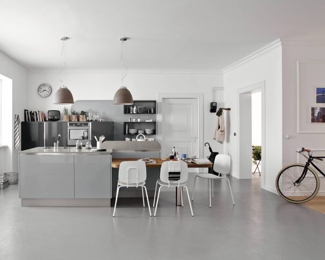 Carrera.Go di Veneta Cucine è la cucina che si sviluppa su due linee ed è caratterizzata da un’elegante colorazione “tono su tono”. Le ante, con maniglietta incassata nello spessore, sono nella finitura Grigio Metallo Lucido e Grigio Vulcano lucido; il piano in Rovere Miele consente di avere un tavolo multiuso integrato. Una base con anta da 60 cm, prezzo 222 euro per la versione base. www.venetacucine.com Carrera.Go di Veneta Cucine è la cucina che si sviluppa su due linee ed è caratterizzata da un’elegante colorazione “tono su tono”. Le ante, con maniglietta incassata nello spessore, sono nella finitura Grigio Metallo Lucido e Grigio Vulcano lucido; il piano in Rovere Miele consente di avere un tavolo multiuso integrato. Una base con anta da 60 cm, prezzo 222 euro per la versione base. www.venetacucine.com