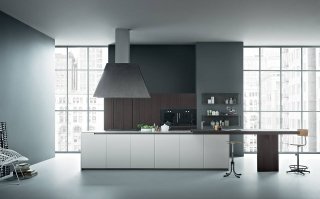 cucina con colonne con anta sabbiato bruciato e isola Fifty di Zampieri cucina con colonne con anta sabbiato bruciato e isola Fifty di Zampieri