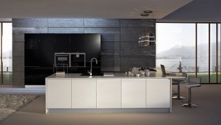cucina a L con ante laccate nero lucido con grande isola centrale Arcobaleno di Arrex cucina a L con ante laccate nero lucido con grande isola centrale Arcobaleno di Arrex