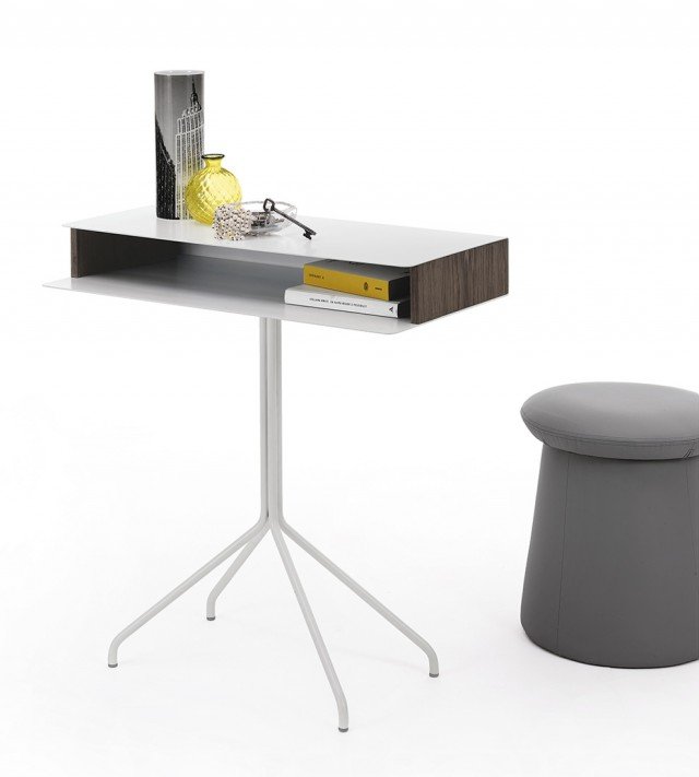 <strong>Hold di Bontempi Casa</strong>, consolle/scrittoio con struttura e piano in acciaio laccato, disponibili in tante varianti di colore, che per le sue misure contenute può essere sistemata in corridoio. Ospita la posta e le chiavi, il cellulare e gli occhiali, insomma tutto ciò che si vuole avere sempre a portata di mano prima di uscire. E basta aggiungere un pouf per creare un mini angolo studio in cui scrivere o lavorare. Misura L 75 x P 37 x H 76 cm. Prezzo su richiesta. <strong>www.bontempi.it</strong> <strong>Hold di Bontempi Casa</strong>, consolle/scrittoio con struttura e piano in acciaio laccato, disponibili in tante varianti di colore, che per le sue misure contenute può essere sistemata in corridoio. Ospita la posta e le chiavi, il cellulare e gli occhiali, insomma tutto ciò che si vuole avere sempre a portata di mano prima di uscire. E basta aggiungere un pouf per creare un mini angolo studio in cui scrivere o lavorare. Misura L 75 x P 37 x H 76 cm. Prezzo su richiesta. <strong>www.bontempi.it</strong>