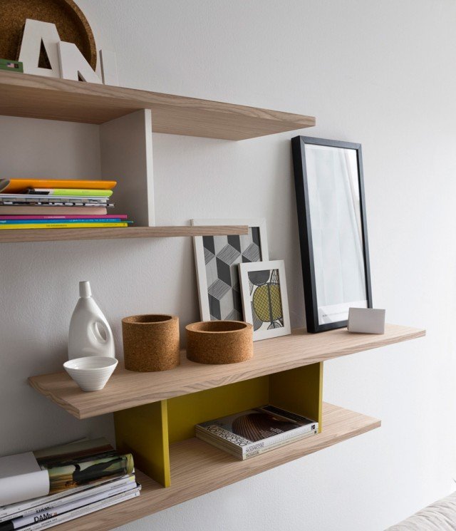 <strong>Equal di Calligaris</strong> è una mensola formata da due piani sfalsati nella finitura legno, legati da un vano contenitore colorato. Ha design giovane e allegro che permette di trasformare anche il corridoio più anonimo in una parete attrezzata in cui esporre libri e oggetti. Misura L 130 x P 28 x H 26 cm. Prezzo 405 euro. <strong>www.calligaris.it</strong> <strong>Equal di Calligaris</strong> è una mensola formata da due piani sfalsati nella finitura legno, legati da un vano contenitore colorato. Ha design giovane e allegro che permette di trasformare anche il corridoio più anonimo in una parete attrezzata in cui esporre libri e oggetti. Misura L 130 x P 28 x H 26 cm. Prezzo 405 euro. <strong>www.calligaris.it</strong>