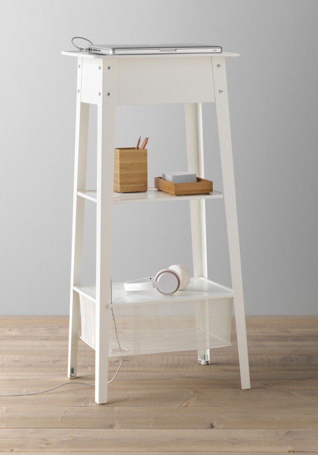 <strong>Ikea Ps 2014 di Ikea Italia</strong> è il tavolo per pc portatile con una forma a piedistallo, che consente di lavorare al computer e di ricaricare i telefoni cellulari e gli altri dispositivi elettronici anche in corridoio: sono presenti fori per il passaggio dei cavi. È realizzato in acciaio rivestito, resistente e leggero. Misura L 45 x P 33 x H 96 cm. Prezzo 49,99 euro. <strong>www.ikea.com</strong> <strong>Ikea Ps 2014 di Ikea Italia</strong> è il tavolo per pc portatile con una forma a piedistallo, che consente di lavorare al computer e di ricaricare i telefoni cellulari e gli altri dispositivi elettronici anche in corridoio: sono presenti fori per il passaggio dei cavi. È realizzato in acciaio rivestito, resistente e leggero. Misura L 45 x P 33 x H 96 cm. Prezzo 49,99 euro. <strong>www.ikea.com</strong>
