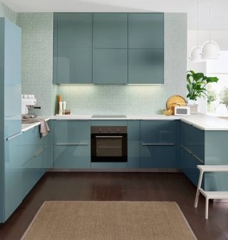 cucina a U con elementi in lamina lucida grigio-turchese Metod/Kallarp di Ikea Italia cucina a U con elementi in lamina lucida grigio-turchese Metod/Kallarp di Ikea Italia