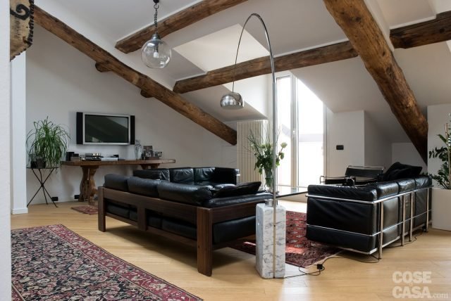 Sospensione su soffitto inclinato intonacato; lampada ad arco mansarda Sospensione su soffitto inclinato intonacato; lampada ad arco mansarda