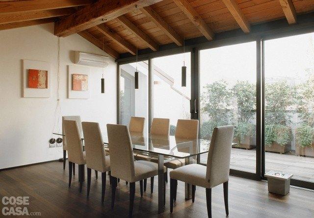 Lampade a sospensione gemelle, fissate su trave in legno, non inclinata, nel punto di colmo del tetto mansardato Lampade a sospensione gemelle, fissate su trave in legno, non inclinata, nel punto di colmo del tetto mansardato