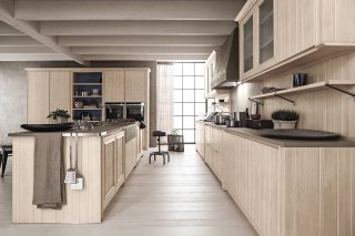 cucina Maestrale di Scandola con basi, colonne e pensili in legno massello d'abete bianco perla cucina Maestrale di Scandola con basi, colonne e pensili in legno massello d'abete bianco perla