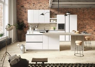 cucina bianca con bancone snack aperta sul living First di Snaidero cucina bianca con bancone snack aperta sul living First di Snaidero
