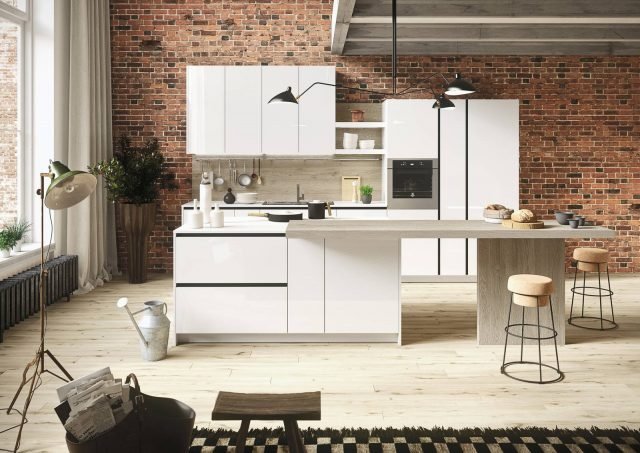 First di Snaidero è la cucina che si sviluppa su due linee parallelle e che si apre direttamente sul living creando una zona giorno giovane e accogliente grazie alla presenza del grande bancone snack nella finitura legno chiaro con venatura a vista. Le due composizioni candide illuminano l’ambiente. Le ante, senza maniglie, sono realizzate in nobilitato bianco artico. Una base da 60 cm con anta a battente e ripiano, prezzo 145 euro. www.snaidero.it First di Snaidero è la cucina che si sviluppa su due linee parallelle e che si apre direttamente sul living creando una zona giorno giovane e accogliente grazie alla presenza del grande bancone snack nella finitura legno chiaro con venatura a vista. Le due composizioni candide illuminano l’ambiente. Le ante, senza maniglie, sono realizzate in nobilitato bianco artico. Una base da 60 cm con anta a battente e ripiano, prezzo 145 euro. www.snaidero.it