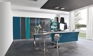 cucina con ante in laccato blu e verde lucido Life di Stosa cucina con ante in laccato blu e verde lucido Life di Stosa
