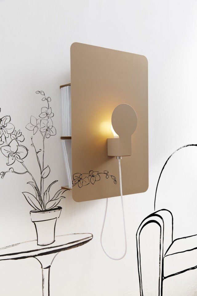 <strong>Sketch di Zava</strong> è un'applique multifunzione, tre in uno: è una lampada che può essere fissata in qualsiasi punto del pannello magnetico, è una comoda lavagna per appunti e memo ed è una mini libreria grazie alle mensole dietro il pannello. Lo spessore ridotto permette di sistemarla anche nel corridoio più stretto. Misura L 40 x P 10,5 x H 61 cm. Prezzo 427 euro per la versione base. <strong>www.zavaluce.it</strong>corridoio <strong>Sketch di Zava</strong> è un'applique multifunzione, tre in uno: è una lampada che può essere fissata in qualsiasi punto del pannello magnetico, è una comoda lavagna per appunti e memo ed è una mini libreria grazie alle mensole dietro il pannello. Lo spessore ridotto permette di sistemarla anche nel corridoio più stretto. Misura L 40 x P 10,5 x H 61 cm. Prezzo 427 euro per la versione base. <strong>www.zavaluce.it</strong>corridoio