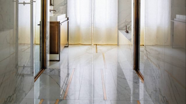 strip metalliche a terra in bagno con riflessi caldi. maxi piastrelle in gres porcellanato lucido Rodolphe Parente Architecture & Design strip metalliche a terra in bagno con riflessi caldi. maxi piastrelle in gres porcellanato lucido Rodolphe Parente Architecture & Design