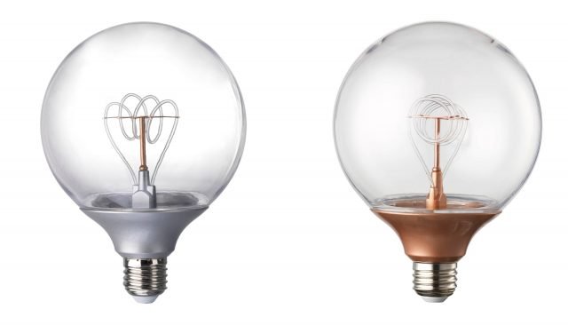Classicamente rétro nell’aspetto, ma non nelle prestazioni tecniche, la lampadina a LED Nittio di Ikea per apparecchi con attacco grande E27 emette un flusso luminoso di 20 lumen. Disponibile con il globo in due differenti versioni cromatiche, color argento o color rame, sfrutta LED con una durata di 25.000 ore. Ø 12 cm. Prezzo 8,99 euro. www.ikea.it Classicamente rétro nell’aspetto, ma non nelle prestazioni tecniche, la lampadina a LED Nittio di Ikea per apparecchi con attacco grande E27 emette un flusso luminoso di 20 lumen. Disponibile con il globo in due differenti versioni cromatiche, color argento o color rame, sfrutta LED con una durata di 25.000 ore. Ø 12 cm. Prezzo 8,99 euro. www.ikea.it