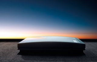 Vetro curvo e tecnologia CurveTech per la nuova finestra per tetti piani proposta da Velux. Grazie al vetro di finitura curvo, la pioggia scivola via agevolmente dalla finestra, portando on sé lo sporco; temprato, il vetro resiste alle intemperie e alla grandine garantendo una maggiore durata della finestra nel tempo. Il basamento isolato in PVC e la vetrata bassoemissiva, inoltre, fanno sì che non ci siano dispersioni termiche e che sia sempre garantito un buon comfort interno. Il modello può ospitare anche una tenda parasole esterna, che riduce l’ingresso di calore fino al 76%, in modo che la dispersione termica sia ridotta al minimo. Grazie alla finitura con vetro curvo, la finestra può essere installata anche su tetti completamente piani e con una pendenza da 0° a 15° ed è disponibile in dimensioni da 610x60 a 150x150 cm. www.velux.com Vetro curvo e tecnologia CurveTech per la nuova finestra per tetti piani proposta da Velux. Grazie al vetro di finitura curvo, la pioggia scivola via agevolmente dalla finestra, portando on sé lo sporco; temprato, il vetro resiste alle intemperie e alla grandine garantendo una maggiore durata della finestra nel tempo. Il basamento isolato in PVC e la vetrata bassoemissiva, inoltre, fanno sì che non ci siano dispersioni termiche e che sia sempre garantito un buon comfort interno. Il modello può ospitare anche una tenda parasole esterna, che riduce l’ingresso di calore fino al 76%, in modo che la dispersione termica sia ridotta al minimo. Grazie alla finitura con vetro curvo, la finestra può essere installata anche su tetti completamente piani e con una pendenza da 0° a 15° ed è disponibile in dimensioni da 610x60 a 150x150 cm. www.velux.com